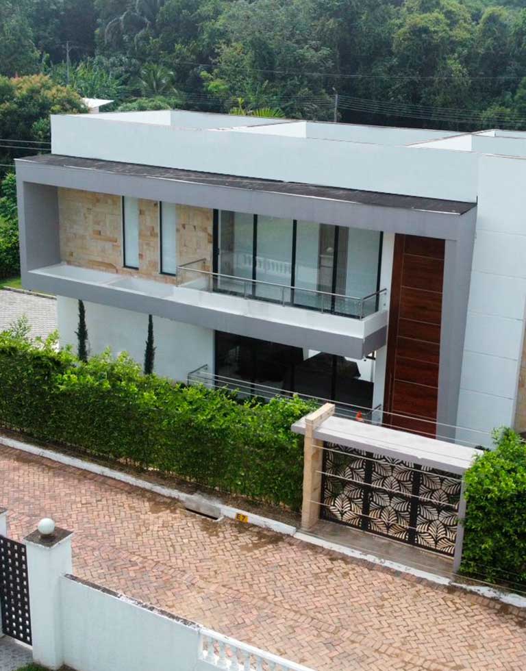 casos de éxito aluminio — cerramiento terraza casa campestre