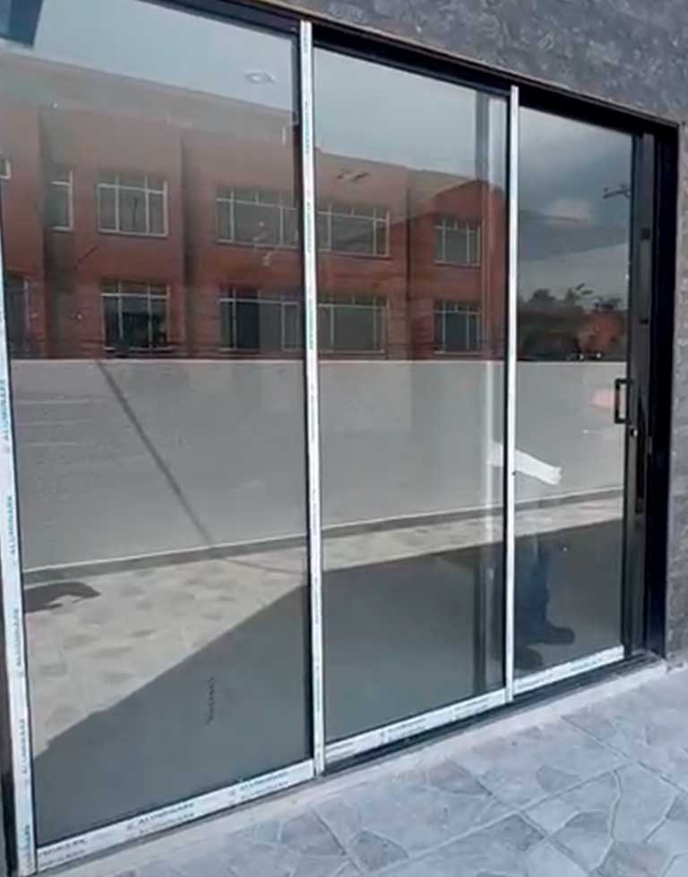 Divisiones en Aluminio Centro Comercial — proyectos carpintería aluminio Bogotá