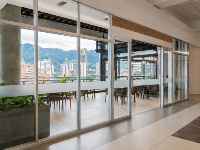 divisiones para locales comerciales en aluminio