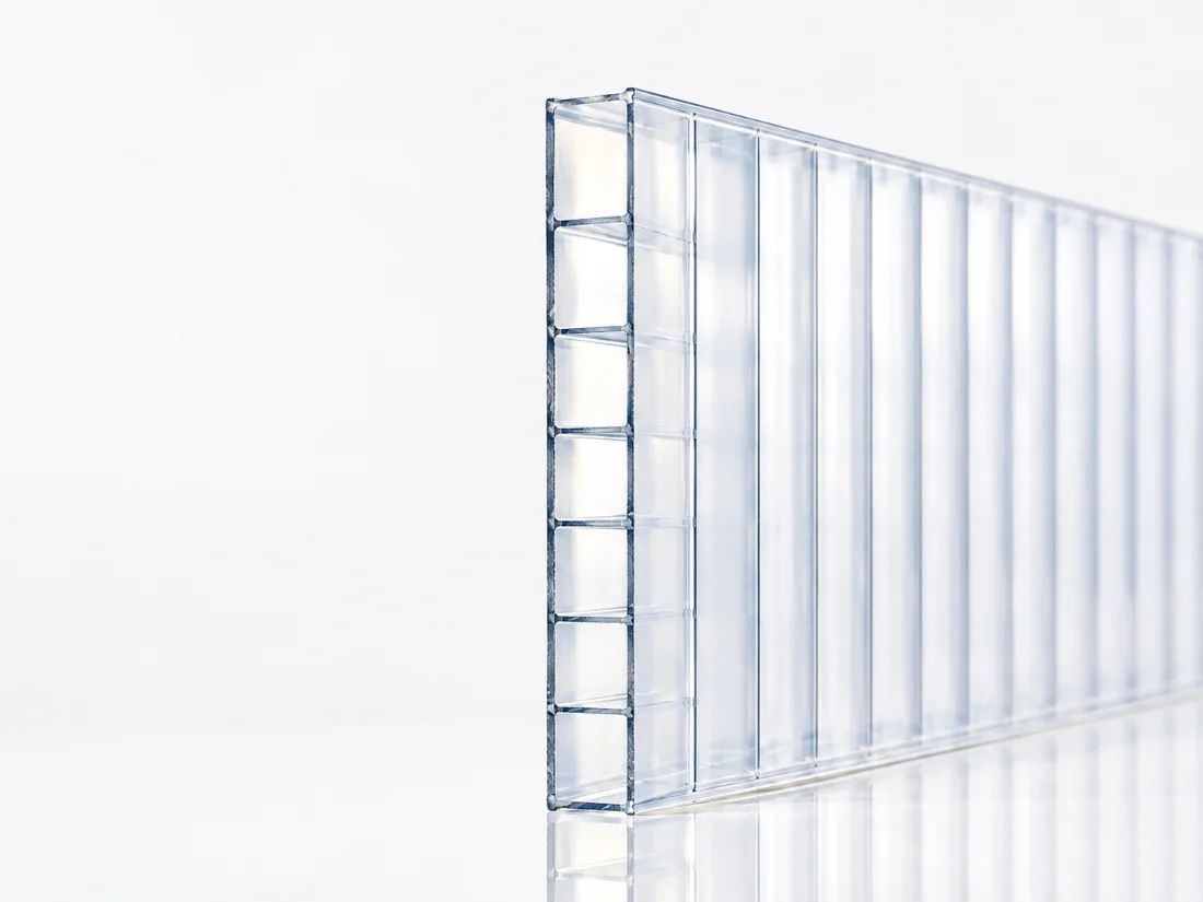 Estructura de policarbonato alveolar — cámaras de aire visibles en sección transversal